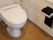 居室内のトイレには、真っ白な温水洗浄便座と非常呼び出しブザーを完備している。１人でも安心して利用できる。