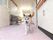 通路を犬が歩いている。ペットを飼育しており、入居者様の毎日の癒やしになっている。決まった時間に餌をあげることもできる。