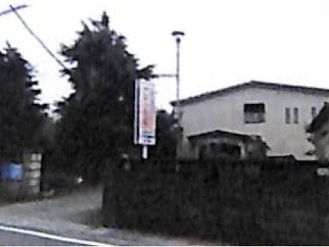 ２階建ての一軒家のような建物である。緑を感じられるホームで、道路との間にはコンクリート壁が設置されている。