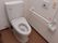 トイレルームには、スタッフの呼び出しブザーがあるほか、ウォシュレット付きの便座があり、快適に用を足すことができる。