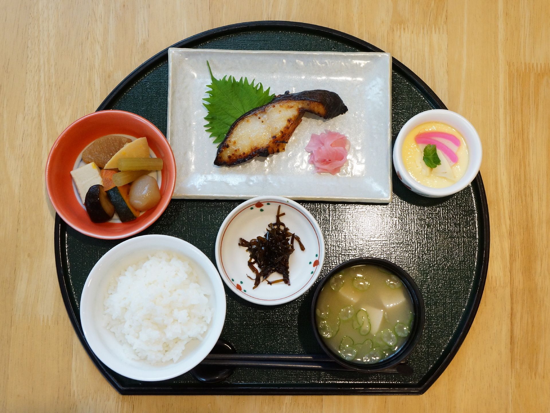 おぼんに乗って出てくる食事は、焼き魚、煮物など和風が中心で、バランスが考えられた献立だ。必要に応じて注文することができる。