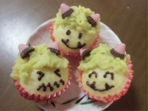 円形のお皿に載っている、鬼のいろいろな表情をモチーフにしたお菓子