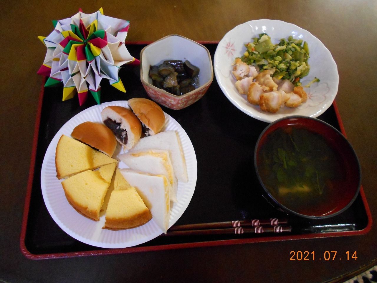 あんぱん、カステラ、たまごサンドと、汁物や小鉢の付いたメニュー