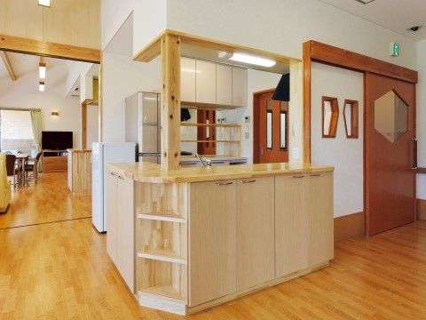 食堂の近くにある、オープンカウンターがついた明るいキッチン
