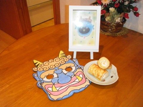 お菓子が載っている皿と季節のイベントにちなんだお面が置かれているテーブル