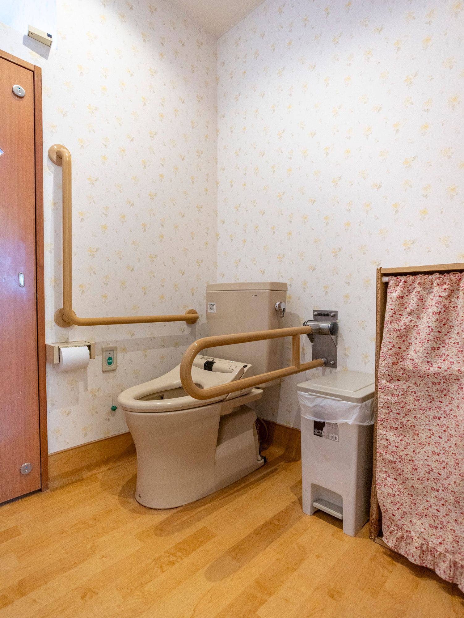 手すり付きのトイレ