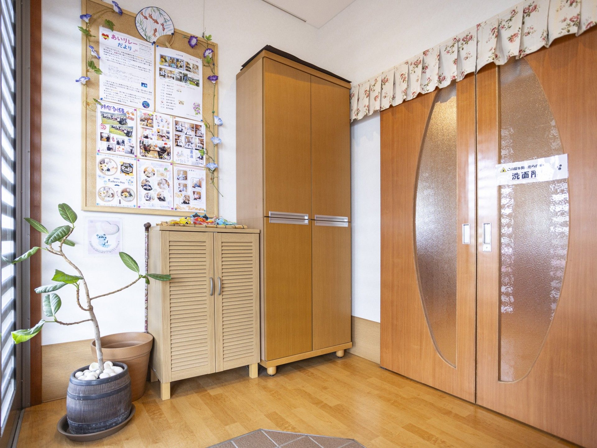 掲示板と収納棚の一角