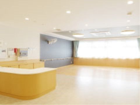 壁全体に手すりが付いているカウンターの設置された広い部屋