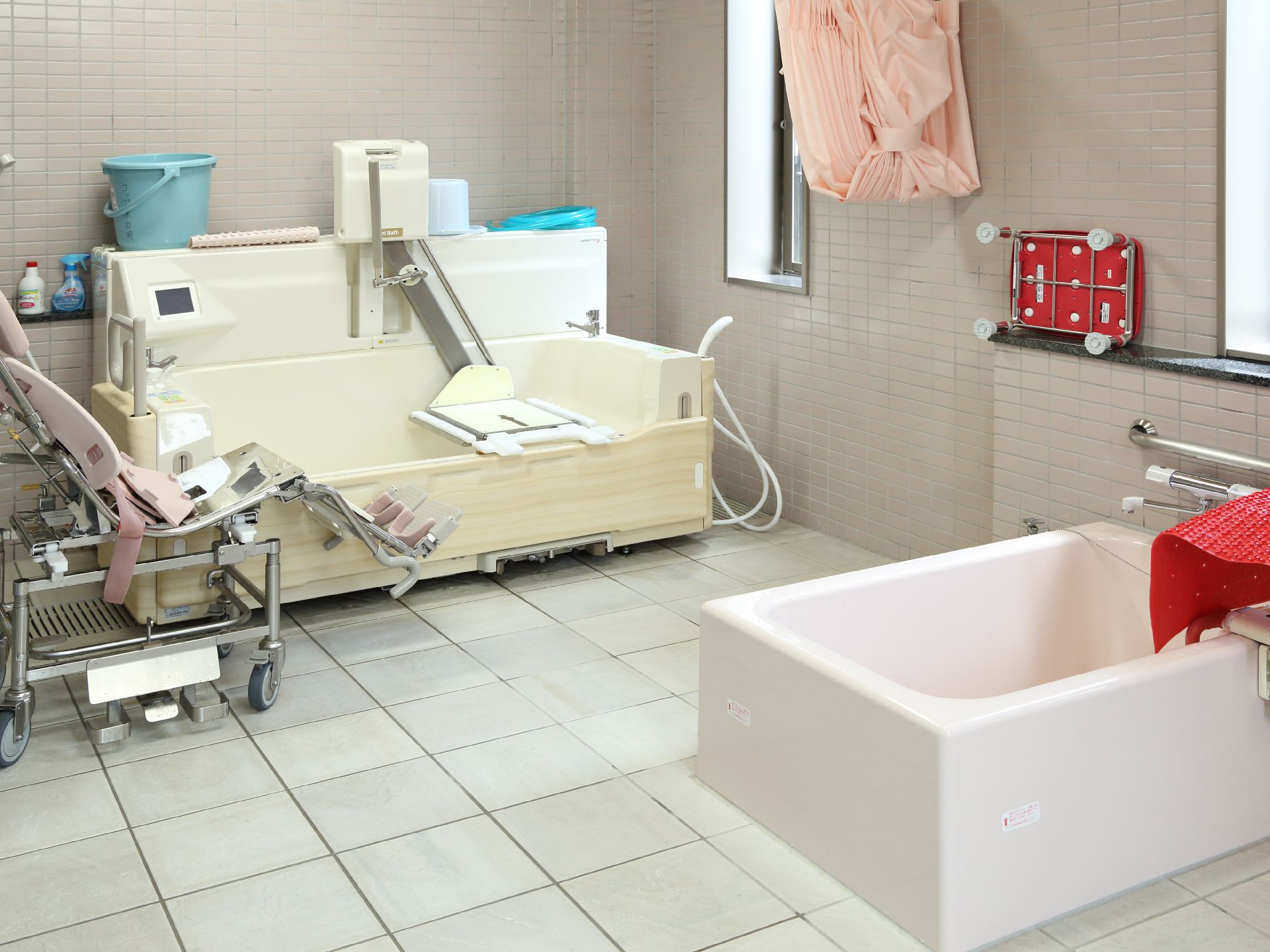 介護が必要な方の入浴には、専門の機器を揃えている。リフトで移動することが可能なので、浴槽に入ることができる。