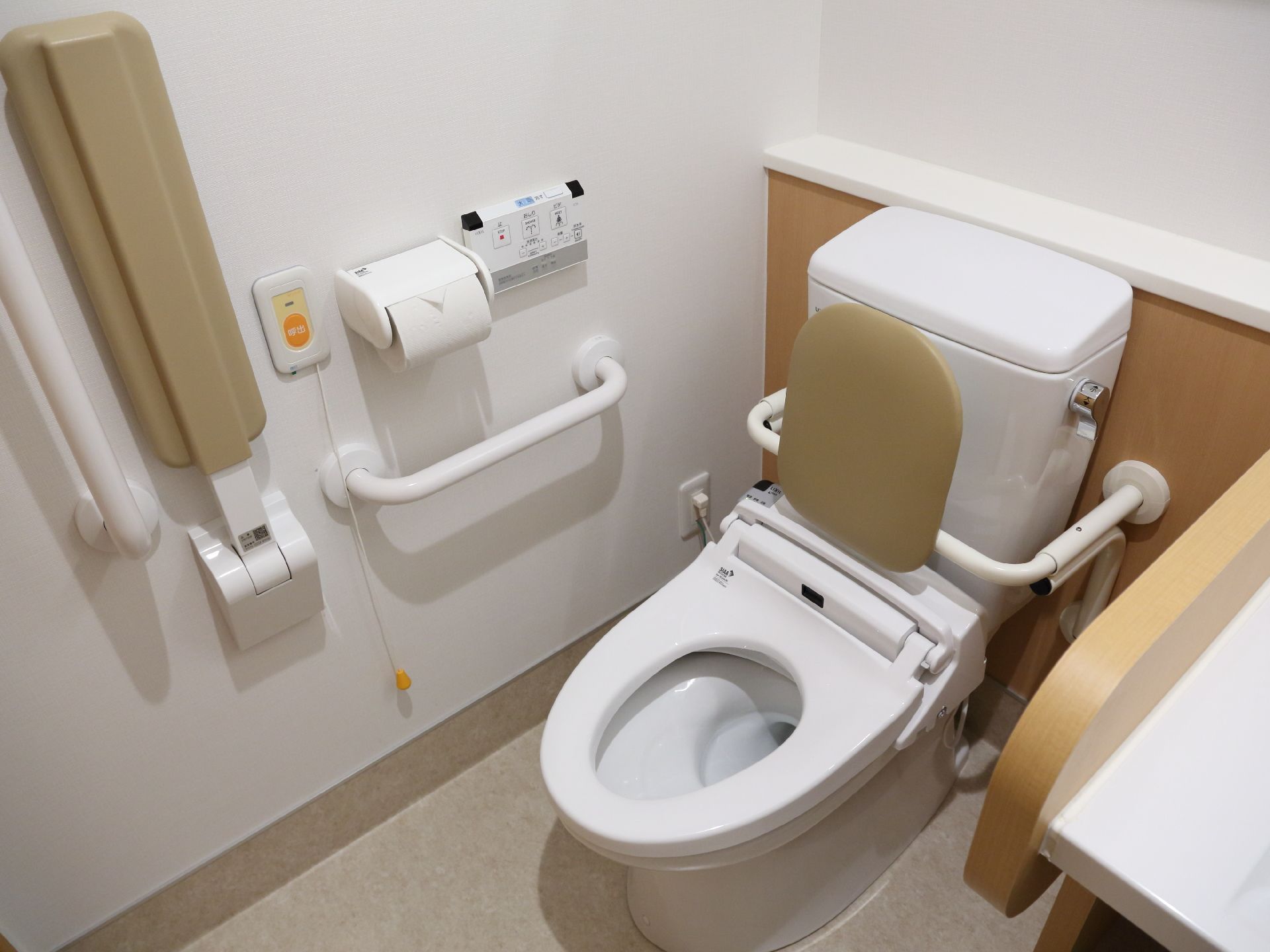 トイレの壁には、手すりを設置してある。また腹部あたりにも、つかまる場所が用意できるので、座る、立つ姿勢に不安がある方でも利用しやすい。