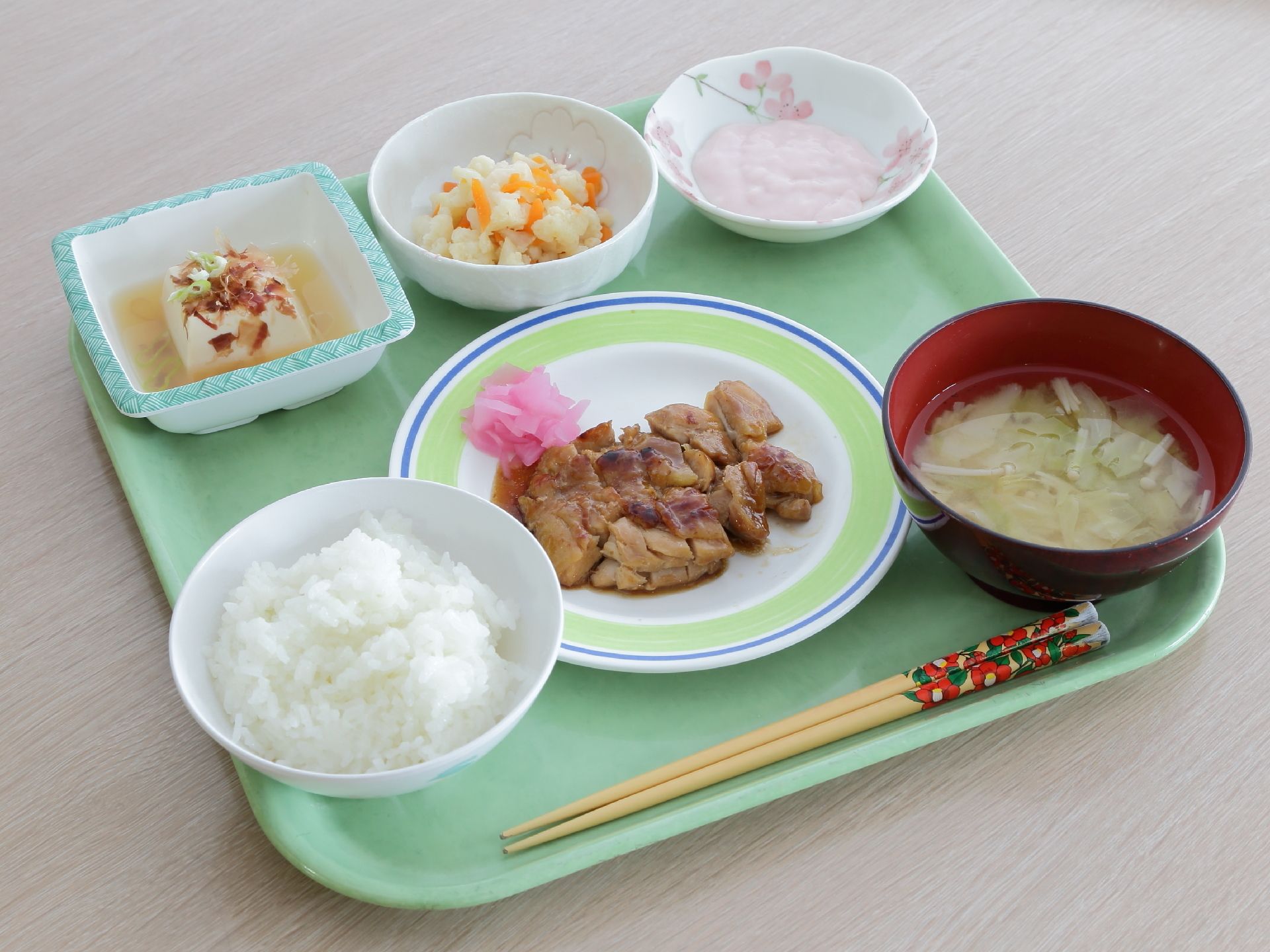 食事は鳥肉や冷奴、デザートにヨーグルトなど、身体に健康的とされる食材を中心にメニューが組まれている。