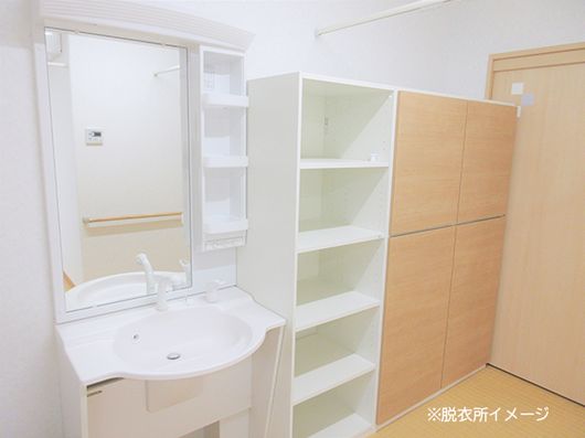 鏡付きの洗面台