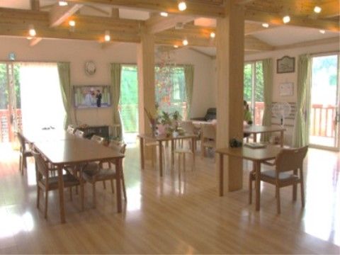 木のあたたかみを感じられるロッジ風の食堂兼談話室である。窓からは日差しが差し込み明るい雰囲気である。