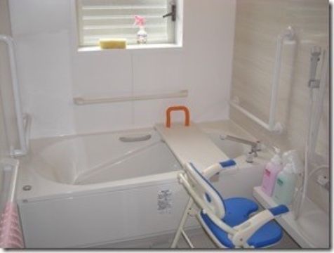 浴室には背もたれ付きの椅子が用意されており、転倒などの危険がなく安心である。手すりが多いので浴槽の出入りも安全である。