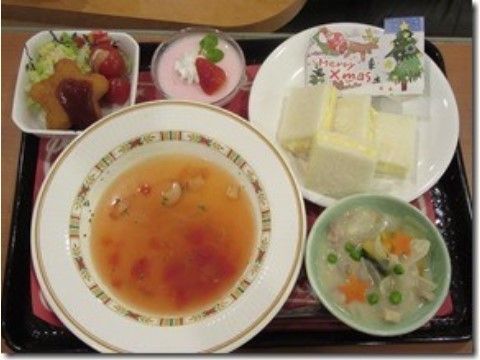 サンドイッチ、スープ、デザートが載ったクリスマスのお膳