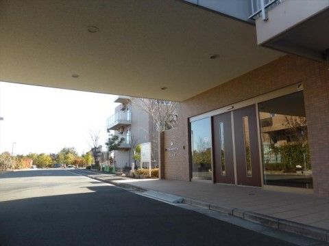 玄関前のスペースには大きな屋根がある。車を屋根の下まで乗り入れることができるので、雨の日も濡れる心配もなく施設内に入ることができる。