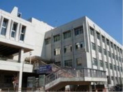 施設は区役所の近くにある。介護申請などさまざまな手続きが必要になるので、申請に行きやすく便利である。