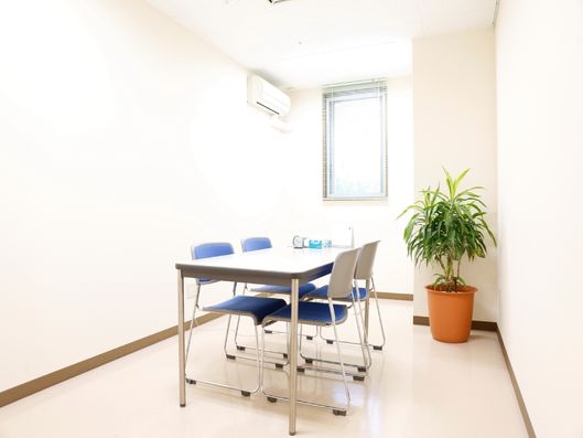 観葉植物のある応接室