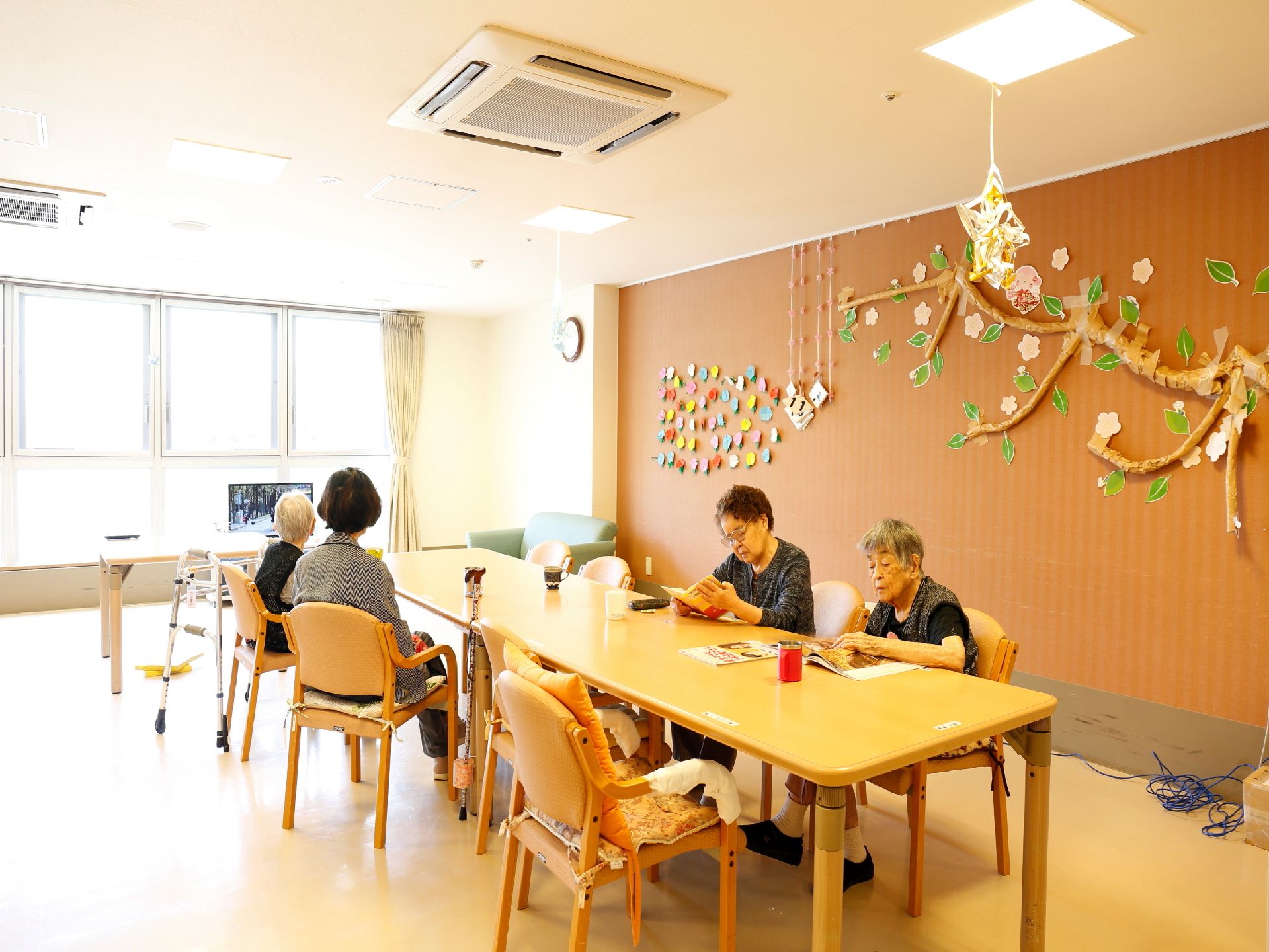 共有スペースではテレビを見たり雑誌を読んだりなど、入居者達はここに集まりながら思い思いに時間を過ごす事ができる。