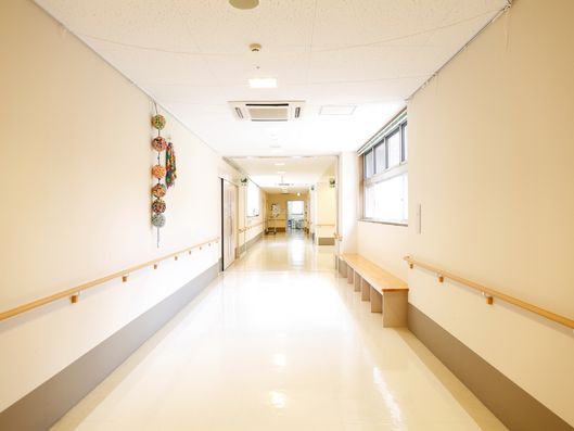 長椅子もある通路