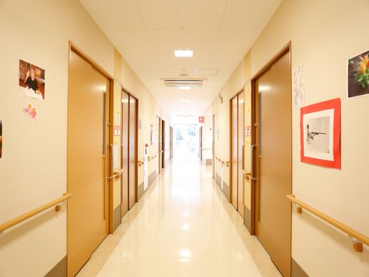 写真やポスターがある通路