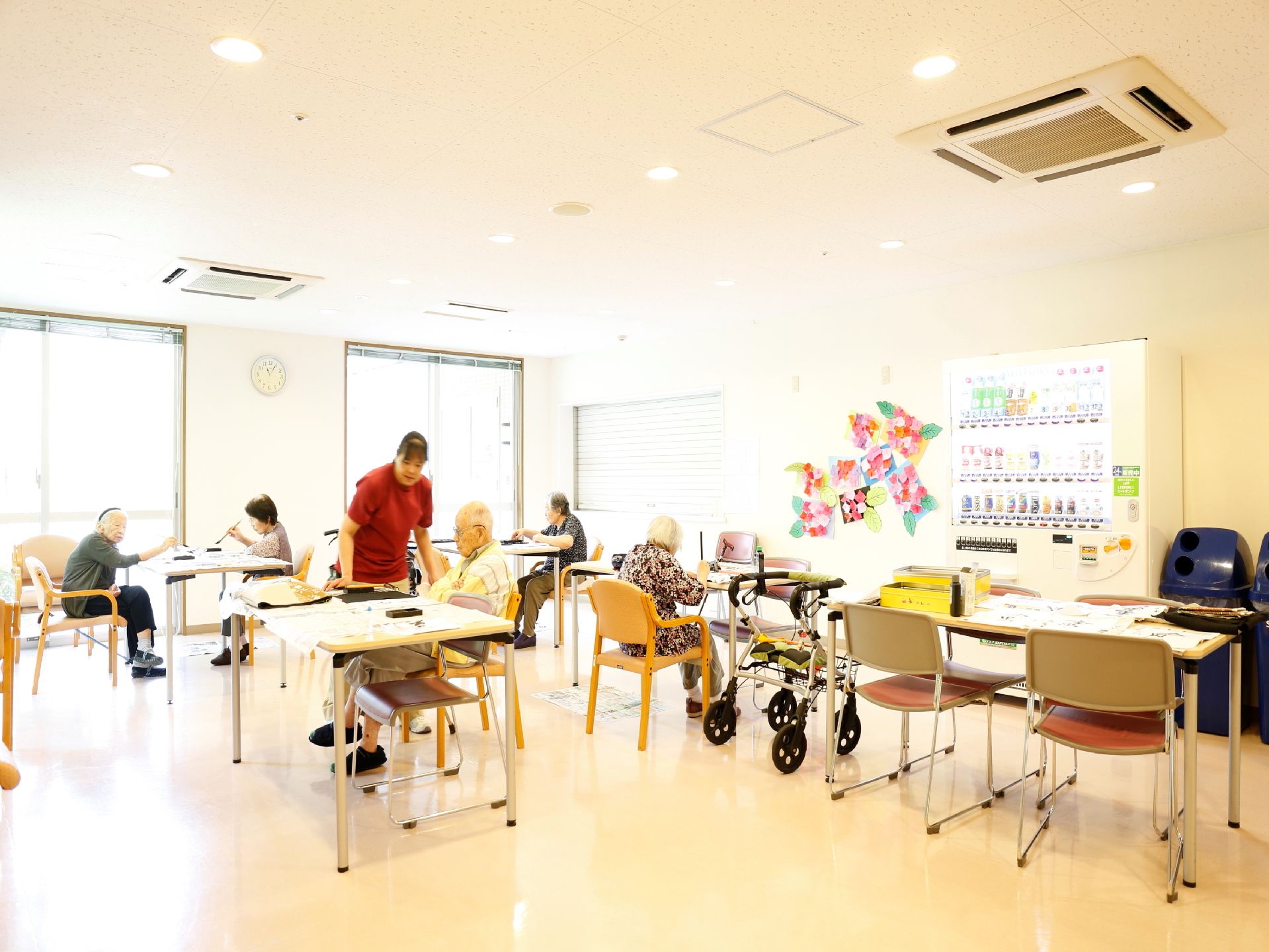たくさんの入居者の集まる共有ルームでは、スタッフと一緒にリハビリをする光景も目のあたりにすることができる。