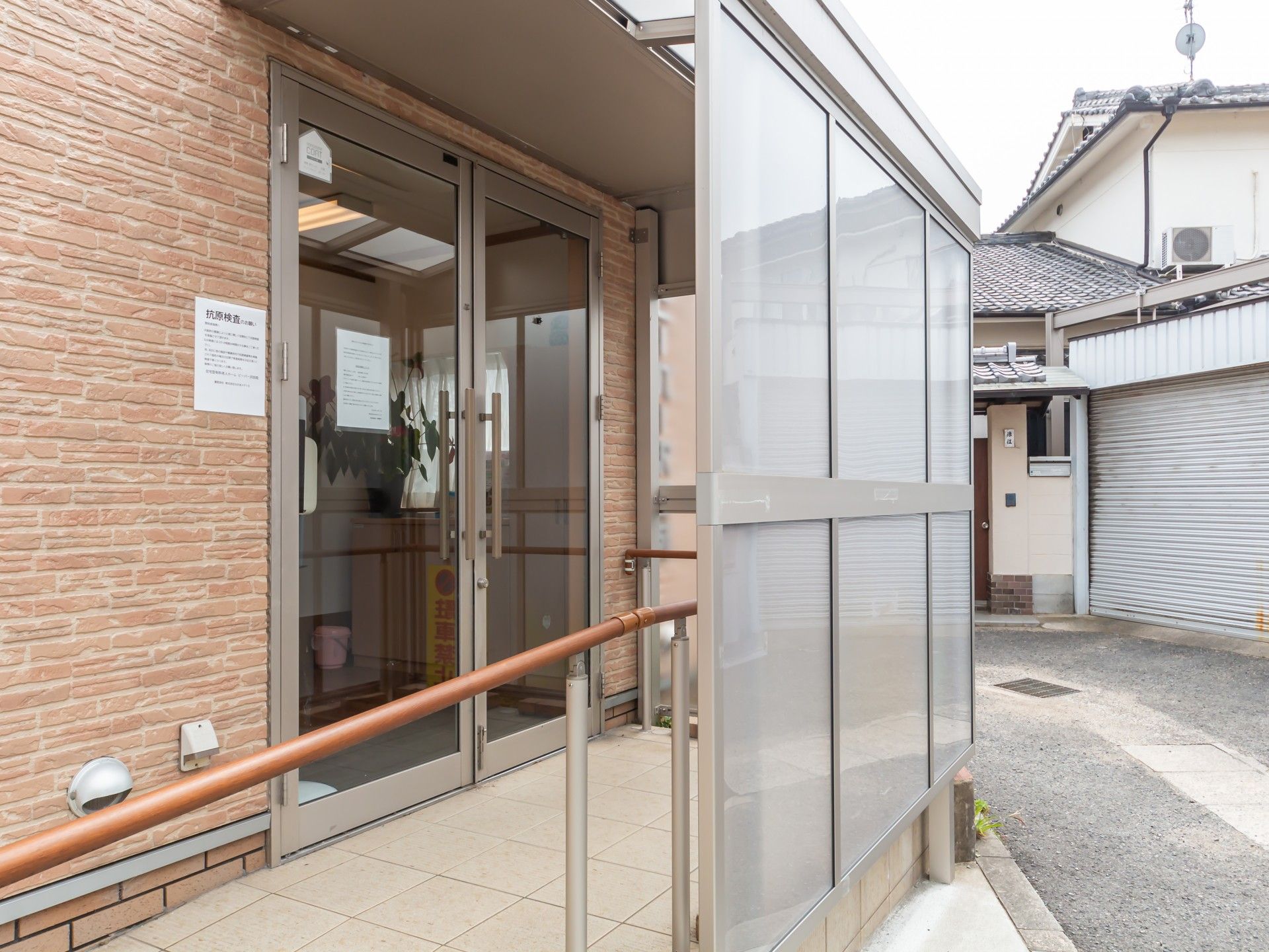 明るい入口の施設