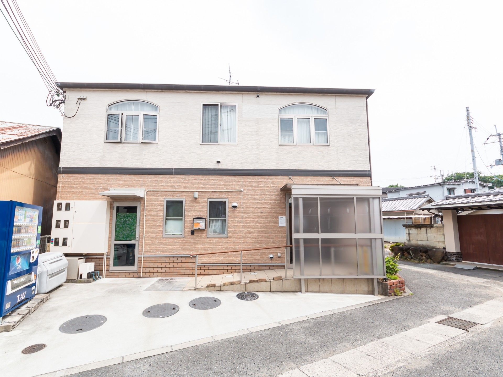清潔感のある建物正面