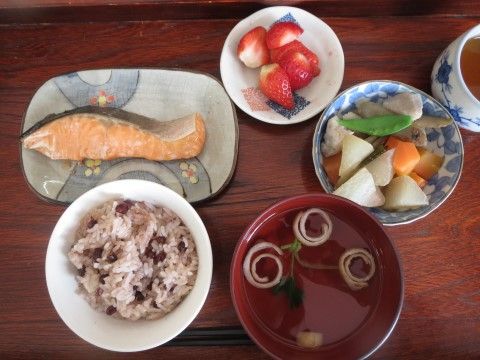 赤飯と焼き魚、煮物があるバランスの取れた食事が載せられたお膳