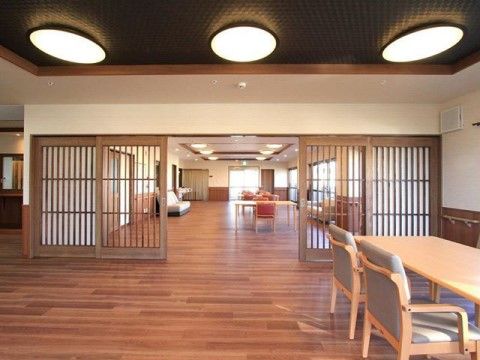 スペースの仕切りは、格子戸となっている。壁と天井は白く、一部が濃いグレー色の折り上げ天井となっている。