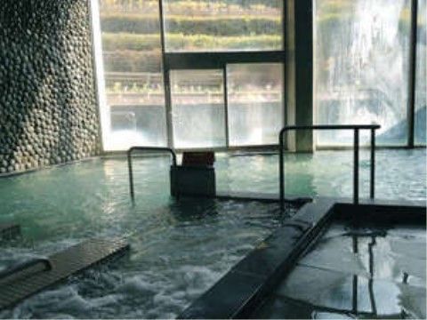 近くにある温泉施設は浴室はとても広くゆっくりと入浴できる。ジャグジー風呂もあるので、日々の疲れをとることができる。