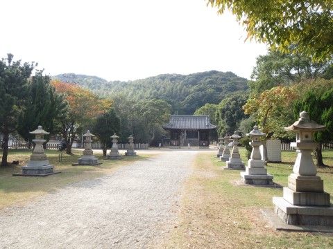 四季折々の行事を行っている神社が近くにある。皆でお祭りを見に行ったり初詣に出掛けたりして楽しい時間を過ごせる。