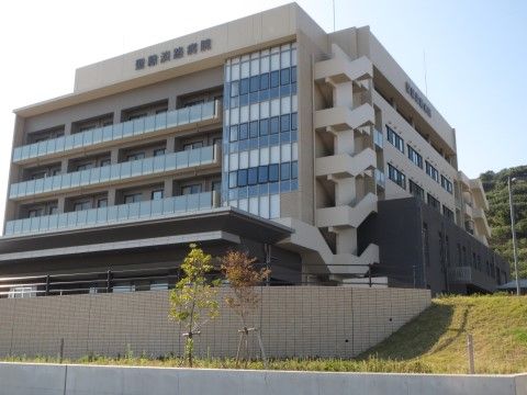 近くには、緊急の病気や入院が必要になった時にすぐに行ける総合病院があるので、安心して日々の生活を送れる。