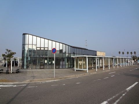 近くにはバスターミナルがあるので、歩行が可能な入居者様は、お友達とバスで出掛けるなどして気分転換もできる。