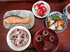 焼き魚と筑前煮、赤飯と吸い物と苺のデザート