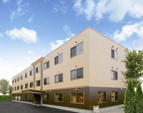 「福寿よこはま港北」の外観。３階建の住宅型有料老人ホーム。