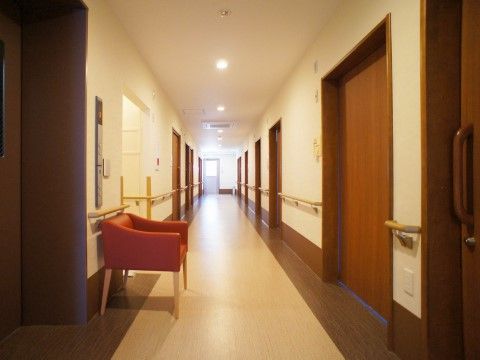 「福寿よこはま港北」の廊下。廊下に休憩スペースを設けている。