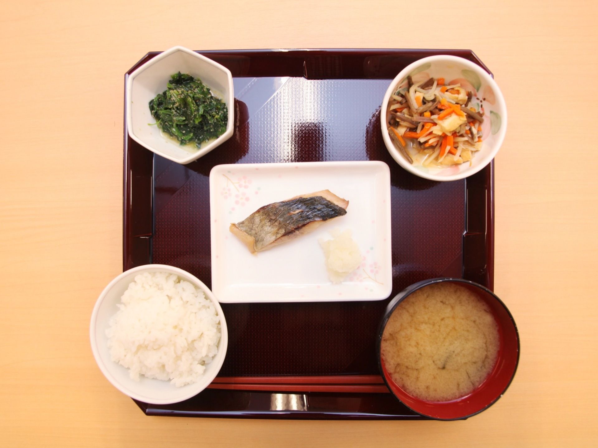 魚や野菜中心のヘルシーなメニューになっている。四角いトレーに並べられ、ひとつひとつお皿に分けられて入れられている。