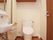 トイレの便座の脇には手すりがついており立ち座りがしやすくなっている。１人でも安心して過ごすことができる。