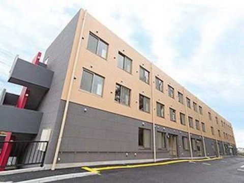 「福寿やまと下鶴間」の外観。非常階段を設けている。