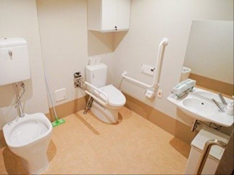 「福寿やまと下鶴間」のトイレ。広くゆとりを持たせた個室。