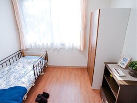 「福寿やまと下鶴間」の居室。エアコンを完備している。