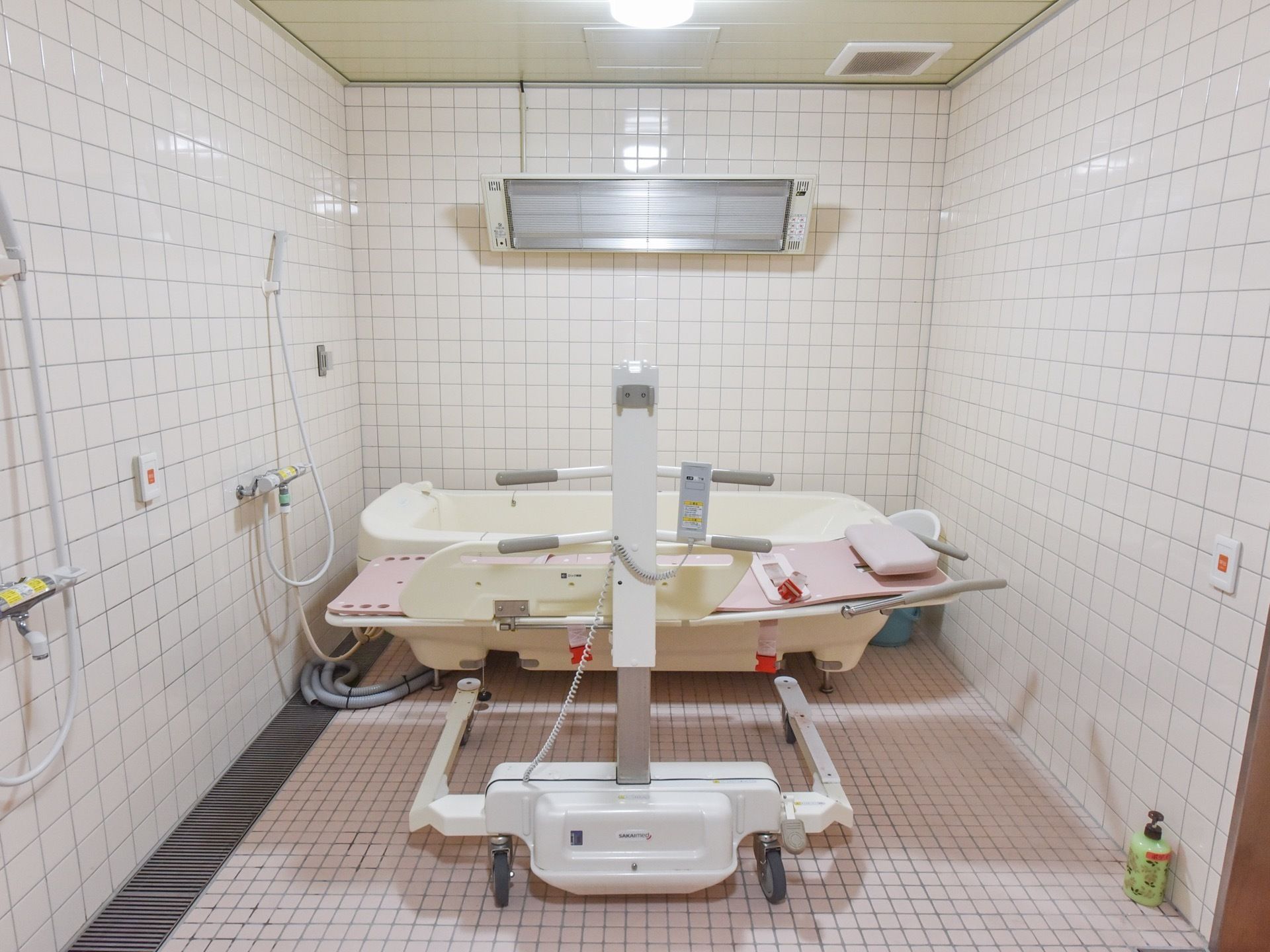 施設内には機械浴室が設置されている。寝たままで入浴できる設備が整っており、シャワーやヒーターもついている。