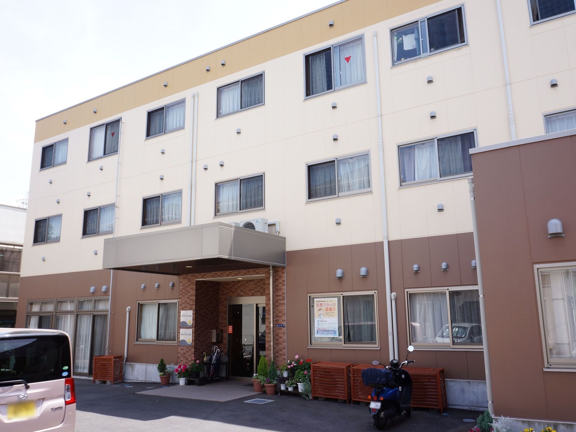 3色に塗られた外壁の、３階建ての建物である。玄関周りはレンガ風になっており、ガラスの自動ドアである。