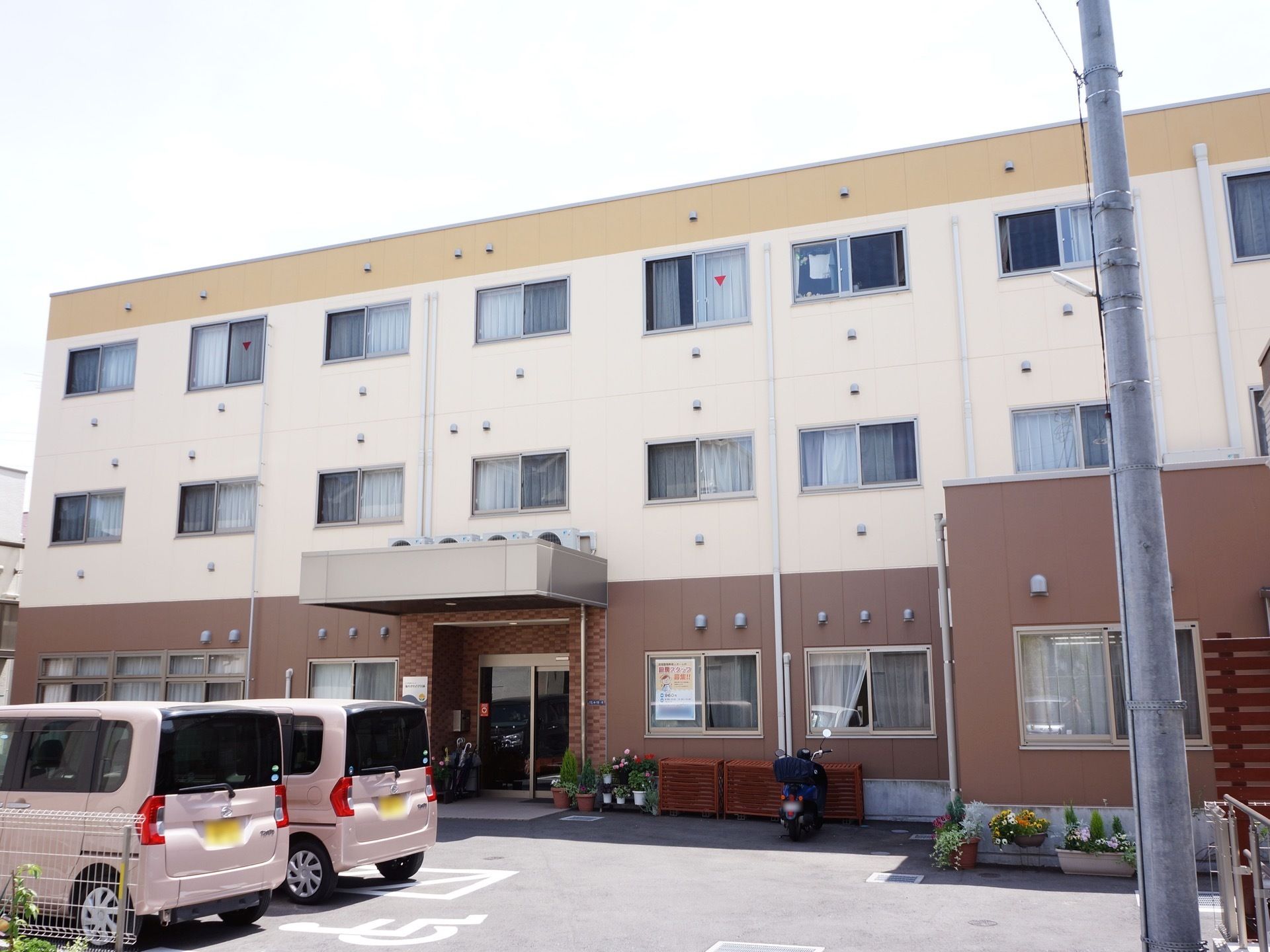 ３色で配色された外観で、落ち着いた雰囲気である。建物の前に駐車場が完備されており、身障者専用の駐車場もある。