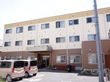 ３色で配色された外観で、落ち着いた雰囲気である。建物の前に駐車場が完備されており、身障者専用の駐車場もある。