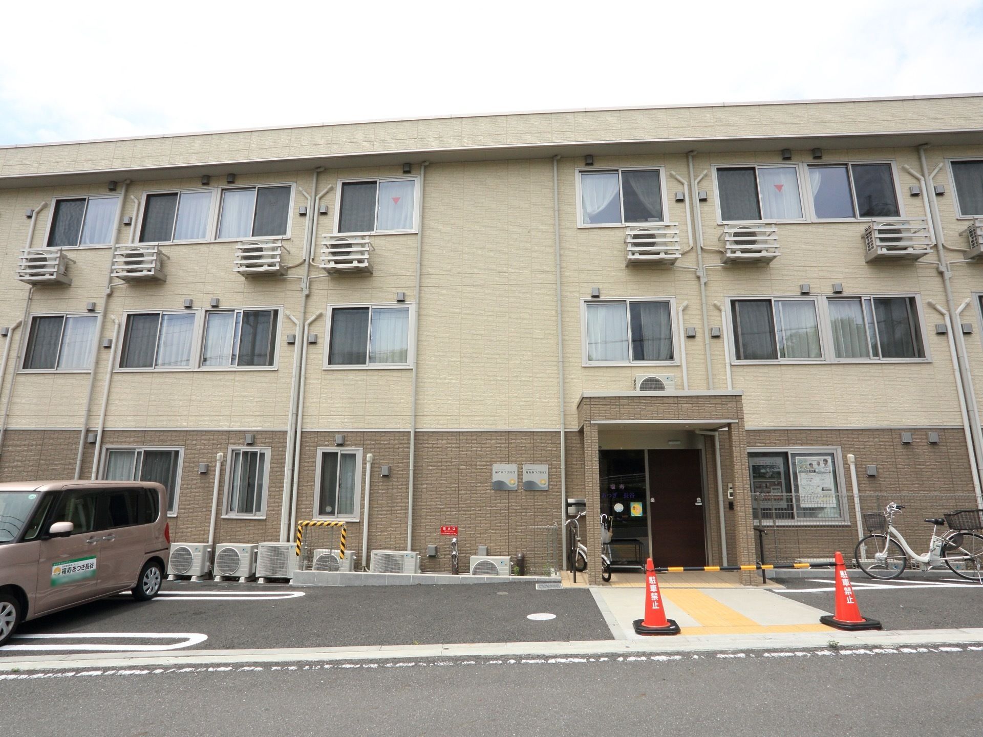 グレーとブラウンで施された、落ち着いた雰囲気の建物である。敷地内は段差がなくフラットな造りになっている。
