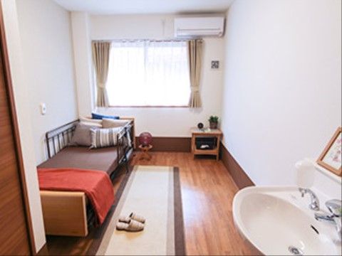 「花物語せたがや西」の居室。日常に必要な、洗面台やトイレを設備されている。