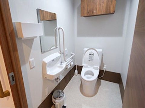 「花物語せたがや西」の共有トイレ。洗面台、介助手すりを設置した便利なトイレである。