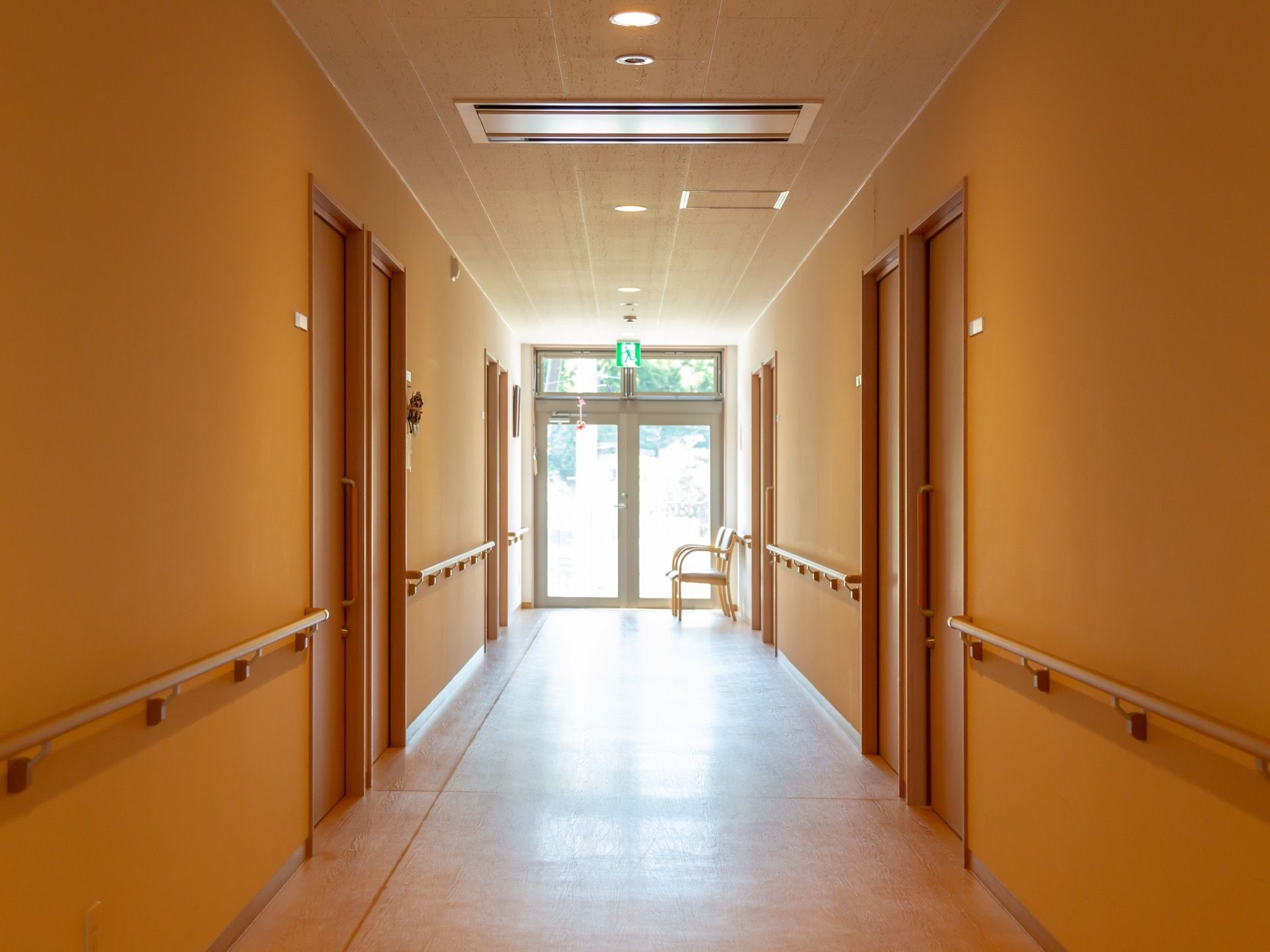廊下はまっすぐに長く、両側の壁に沿って手すりが設置されている。奥には非常口があり、外に出ることができるようになっている。